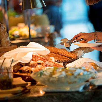 What are the breakfast options at Cambria Hotel Rapid City Near Mount Rushmore?